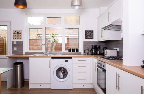 Bognor Regis House | Spacious House for 10 Near Town & Beach