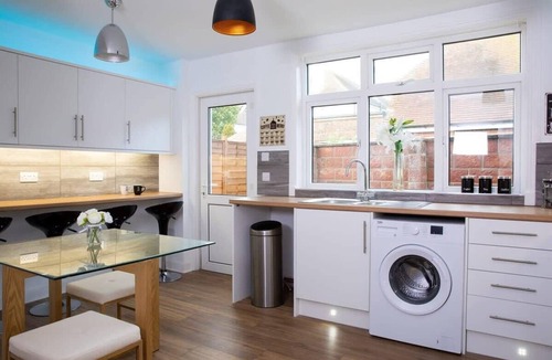 Bognor Regis House | Spacious House for 10 Near Town & Beach