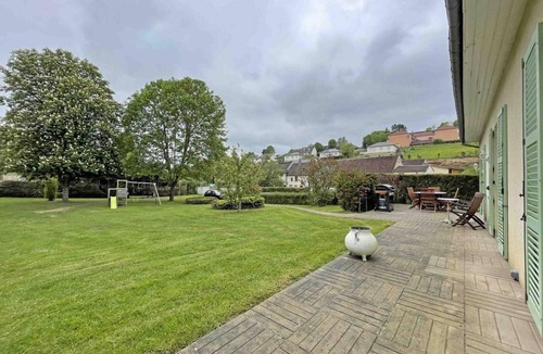 Longny-au-Perche Cottage | Spacious house for 15 people with garden and pets allowed