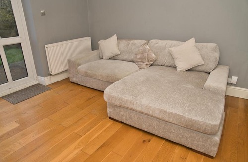 Ealing Apartment | Spacious House in Ealing, Free Parking, Fast WiFi with Garden