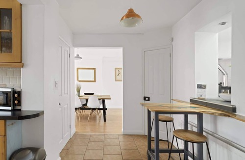 Barnstaple House | Spacious House Large Patio & Free Parking