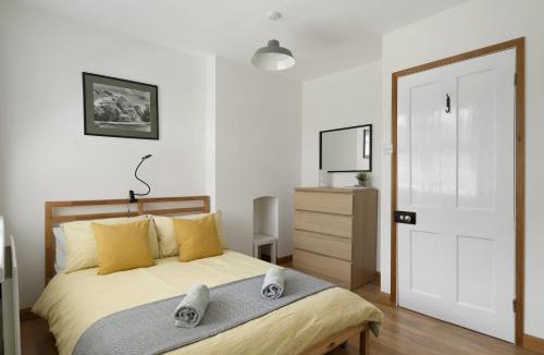 Barnstaple House | Spacious House Large Patio & Free Parking