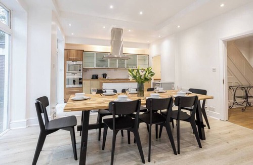 Manchester House | Spacious House, Private Parking 5+ Cars, Sleeps 10