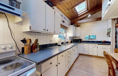 Iron Mountain House | Spacious house with free wifi, private W/D + near downtown