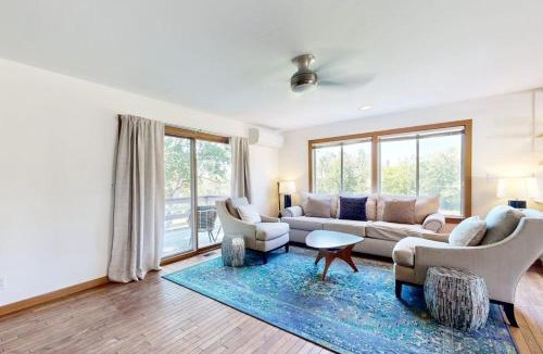 Cushing House | Spacious House with Modern Comforts and Nature
