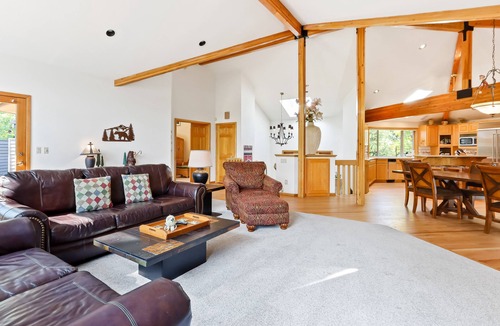 Sunriver House | Spacious House with Private Hot Tub, Golf Course Views & Furnished Outdoor Living