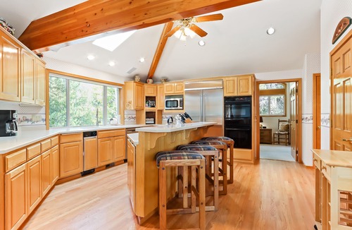 Sunriver House | Spacious House with Private Hot Tub, Golf Course Views & Furnished Outdoor Living