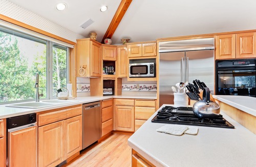 Sunriver House | Spacious House with Private Hot Tub, Golf Course Views & Furnished Outdoor Living