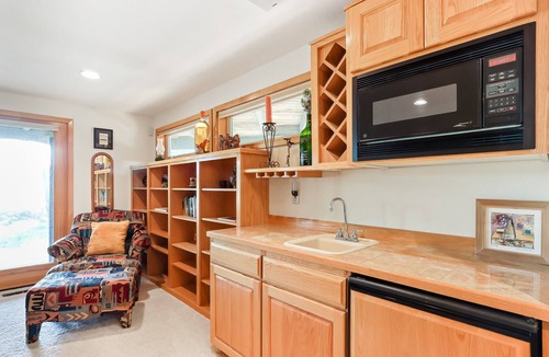 Sunriver House | Spacious House with Private Hot Tub, Golf Course Views & Furnished Outdoor Living