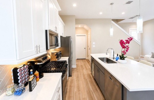 Northside House | Spacious Houston 3BR near MAJOR INTERNATIONAL SPORTING EVENT events downtown nightlife dining stadiums and IAH airport