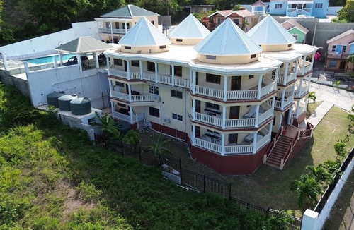 Falmouth Harbour House | Spacious ideal 3-bedroom Condo in amazing Falmouth Harbour with Pool, Wi Fi, AC