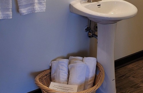 Little Sands Bed & Breakfast | Spacious inn perched on cliff above the sea