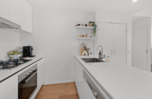 Newstead Apartment | Spacious Inner-City Apartment with Pool