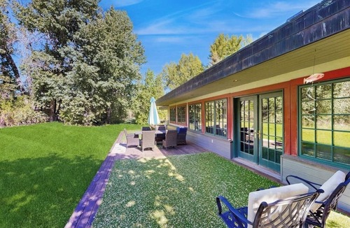 Bellevue House | Spacious & inviting home near town with jetted tub, gas fireplace & WiFi