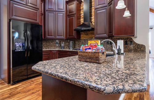 Kennewick House | Spacious King Bed Suite with a Hot Tub and View - Entire Home!