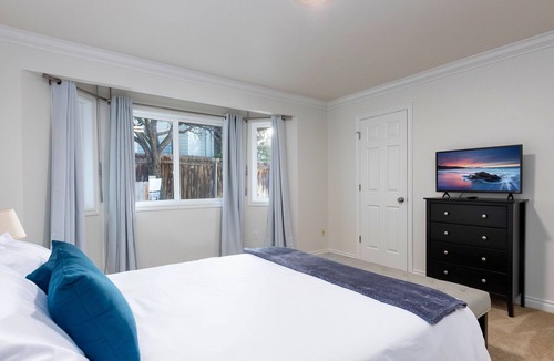 Kennewick House | Spacious King Bed Suite with a Hot Tub and View - Entire Home!