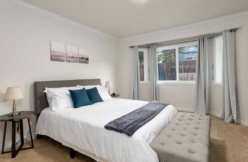 Kennewick House | Spacious King Bed Suite with a Hot Tub and View - Entire Home!
