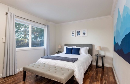 Kennewick House | Spacious King Bed Suite with a Hot Tub and View - Entire Home!