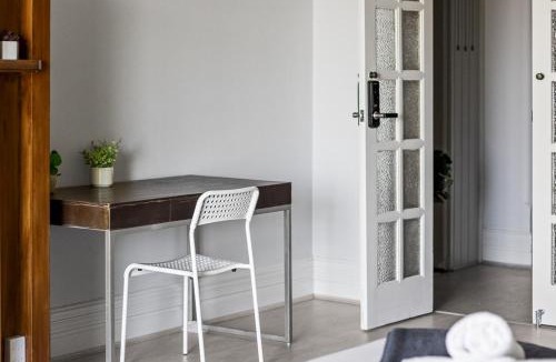 Lindfield House | Spacious King Room - Nearby Stations & Stores - Shared Bathroom