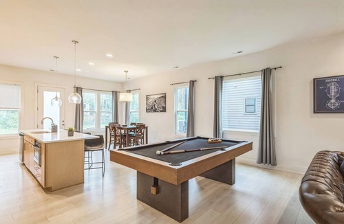 Sugar Creek House | Spacious King Ste Pool Table, Mins to NoDa & UPTWN!
