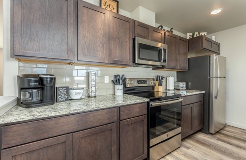 Kennewick House | Spacious kitchen suitable for large groups, close to shopping, parks & wineries.