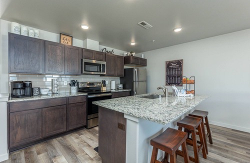 Kennewick House | Spacious kitchen suitable for large groups, close to shopping, parks & wineries.