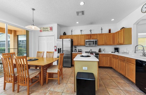 Lake Berkley House | Spacious Lake Front Villa with Private Pool & Spa