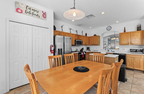 Lake Berkley House | Spacious Lake Front Villa with Private Pool & Spa