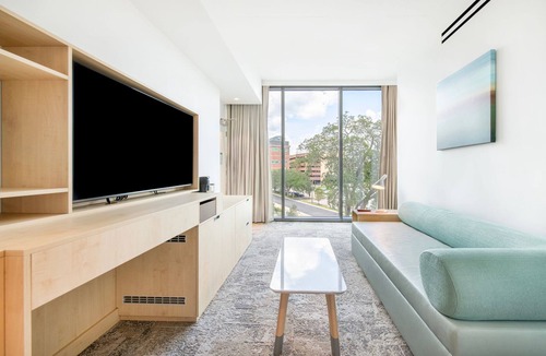 Gainesville Hotel | Spacious Lake View Suite near UF Campus