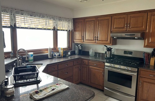 Luxemburg House | Spacious, Lakefront 2-bedroom/2-bath house 30 min to Lambeau Field w/Futon in LR