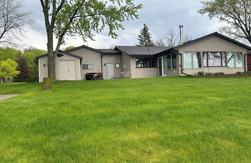 Luxemburg House | Spacious, Lakefront 2-bedroom/2-bath house 30 min to Lambeau Field w/Futon in LR