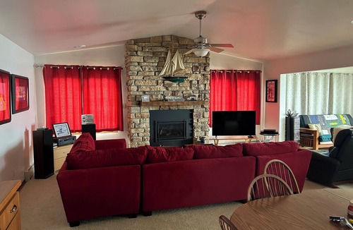 Luxemburg House | Spacious, Lakefront 2-bedroom/2-bath house 30 min to Lambeau Field w/Futon in LR