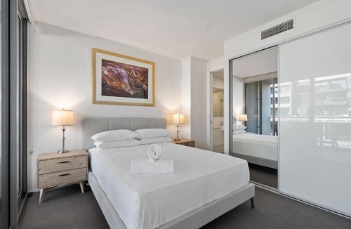Kingston Apartment | Spacious Lakefront Apartment with Pool Access