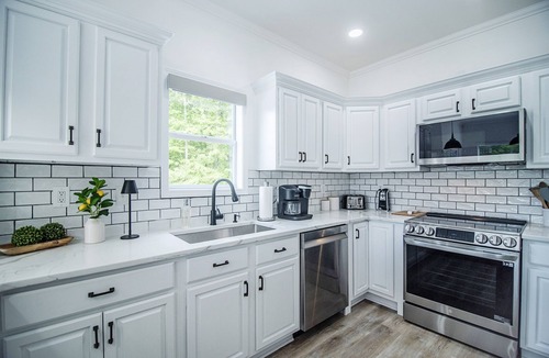 Alexander City House | Spacious Lakefront Escape – 6BR, 4.5BA, Big Yard, Calm Waters