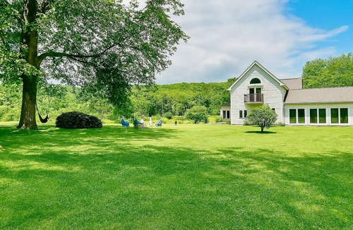 East Haddam House | Spacious Lakefront Home|Bikes|Hot Tub| Kayak|Group
