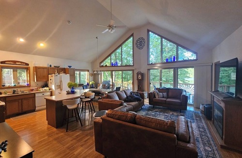 Turtle Lake House | Spacious Lakefront Getaway-3BR+Loft, private dock, kayaks/canoe & cozy Fire Pit.