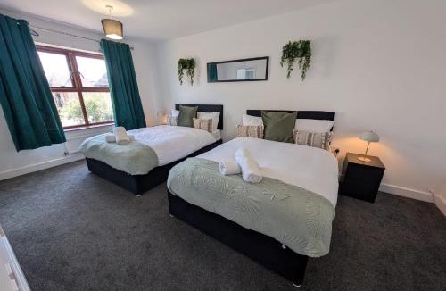 Northampton House | Spacious Large 4 Bed Contractor