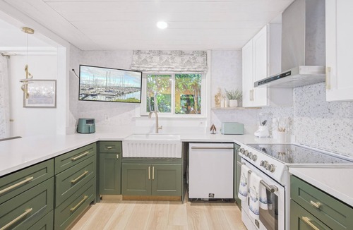Southeast Magnolia House | Spacious Light Filled Magnolia Retreat. 3 Bed. Parking. Perfect for Families.