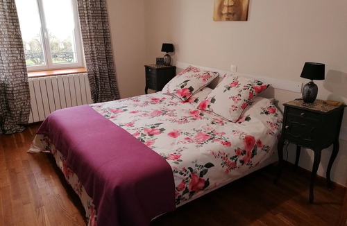 Gavray Bed & Breakfast | Spacious LIN Room - Breakfast included
