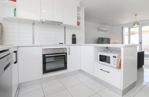 Mildura Central Business District Apartment | Spacious living, family friendly. Open courtyards. Central location Free Wi fi