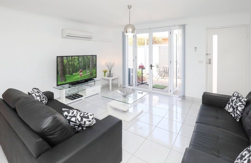 Mildura Central Business District Apartment | Spacious living, family friendly. Open courtyards. Central location Free Wi fi