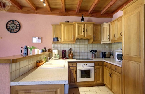Saint-Romain-d'Urfe Cottage | Spacious lodging in nature with fireplace and outdoor activities