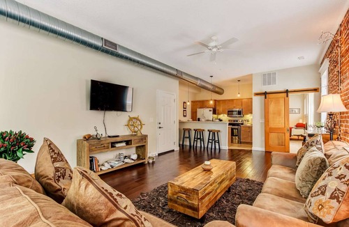 Springfield Condo | Spacious Loft for 2, near downtown Jax, Shared Backyard