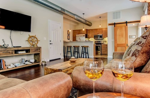 Springfield Condo | Spacious Loft for 2, near downtown Jax, Shared Backyard