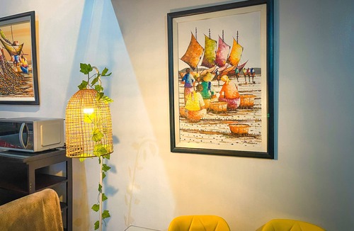Forbes Park Condo | Spacious Loft in BGC with Golf and Sunset View