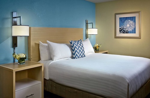 Chesterfield Hotel | Spacious Loft Suite with Fully-equipped Kitchen! W/Sports Court Onsite!
