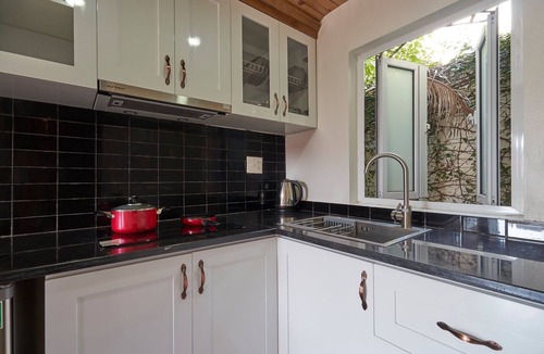 Bai Chay Apartment | Spacious Loft Studio for 3 – Cozy, Bright & Family-Run in Ha Long