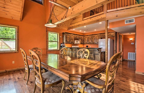 Eureka Springs Cabin | Spacious Log Cabin w/Fire Pit & Game Room!