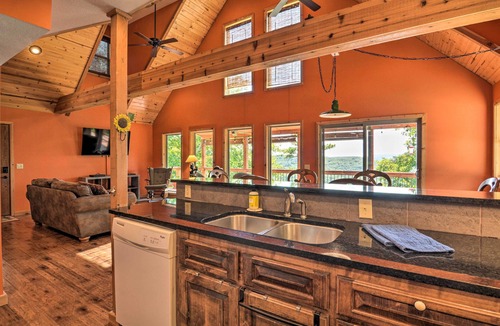 Eureka Springs Cabin | Spacious Log Cabin w/Fire Pit & Game Room!