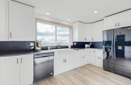 Northwest Portland Apartment | Spacious Lower-level apartment - great views, hot tub, sauna,yard,dog-friendly